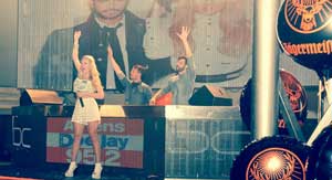 Η Έλενα Τσαγκρινού με τα Jeffrey Campbell παπούτσια της.