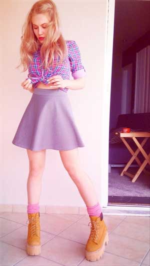 Η Έλενα Τσαγκρινού με τα Jeffrey Campbell παπούτσια της.