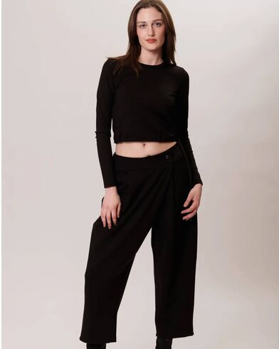 Collectiva Noir - Crop Basic P Tee  